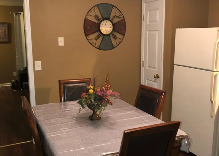 Entire Townhome Available Near Park Library And Shopping *