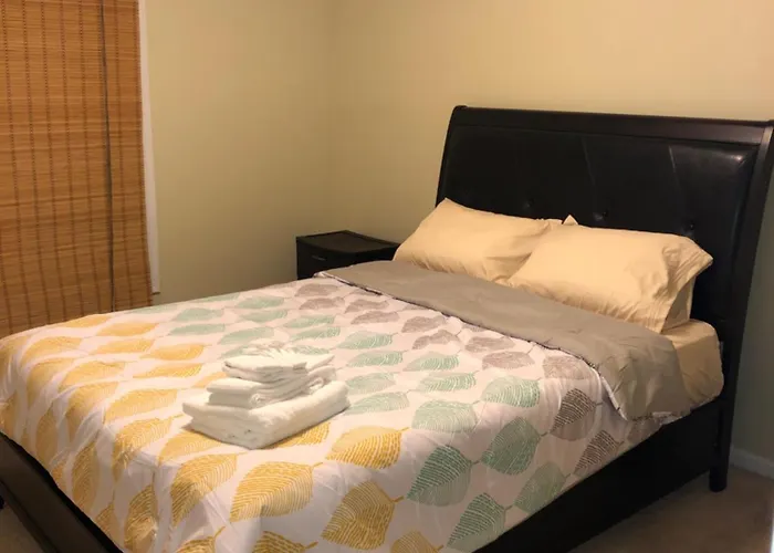 Entire Townhome Available Near Park Library And Shopping *