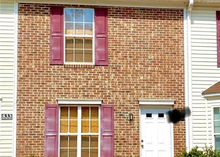 Entire Townhome Available Near Park Library And Shopping