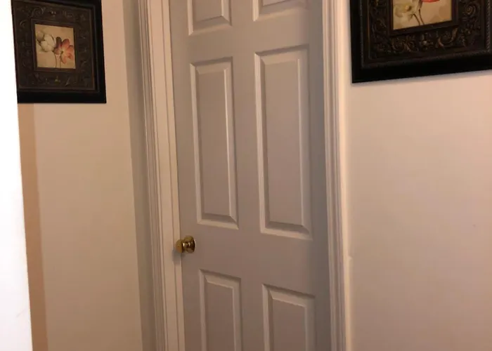 Entire Townhome Available Near Park Library And Shopping